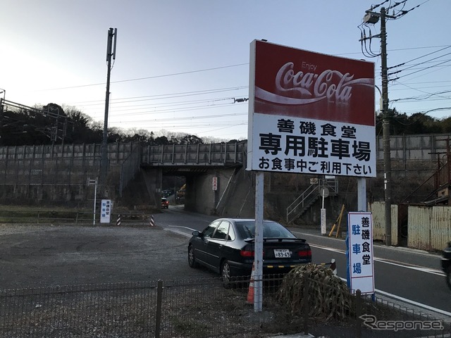 新幹線のガードをくぐると駐車場が見える。ちなみに善磯の駐車場は写真奥。手前は公園の駐車場だ。