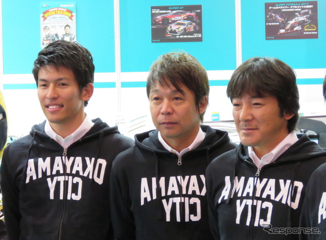 #96 RC Fの(左から)中山と新田、影山正彦監督。