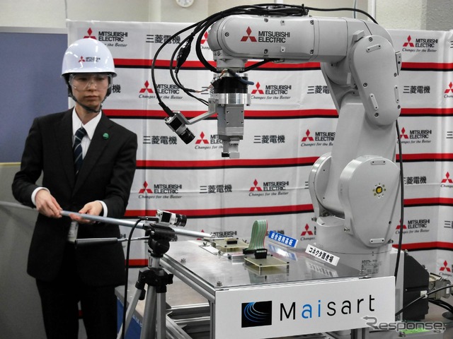 ロボットアームに軽量なAIを搭載し、自分で制御アルゴリズムを書き換える
