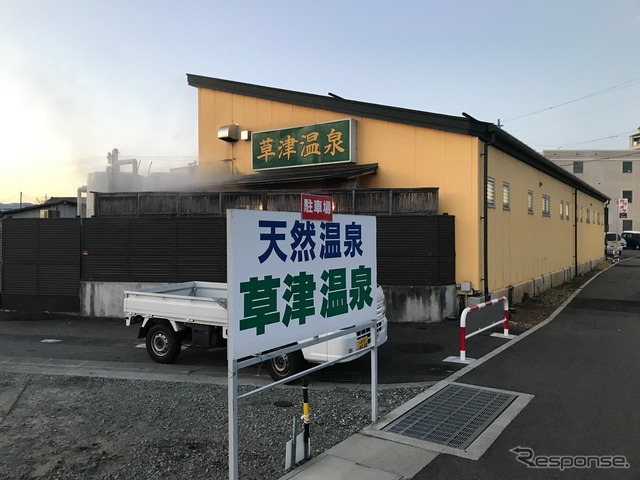 甲府駅の方からくると小さな温泉の看板が見えてくる。