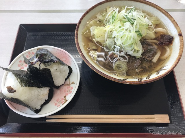 吉田うどん(肉うどん)とおにぎり。