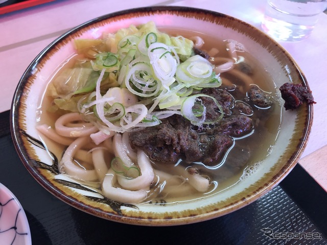 讃岐うどんとは別種の魅力がある。肉は桜肉のしぐれ煮。
