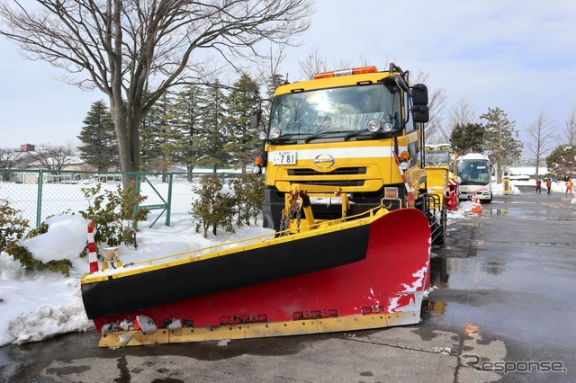 ヘッドマークは日野自動車だが車両はクオン(UDトラックスが日野にOEM供給)