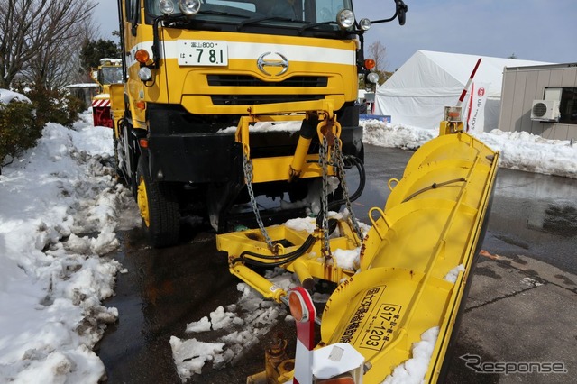 現役で除雪している車両