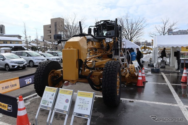 日本キャタピラーはモータグレーダを展示