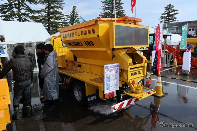 動力を車載バッテリーとする凍結防止剤散布車