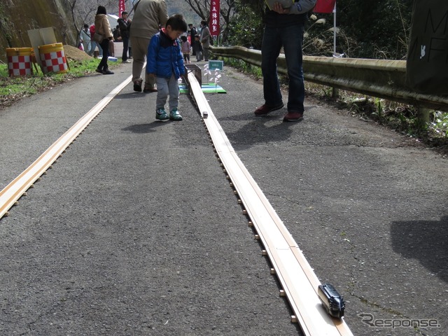 参加者自身が持ち込んだ車両を走らせることができる。