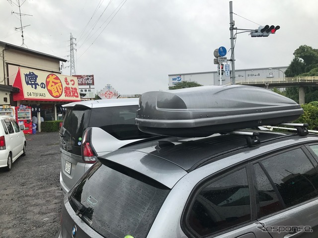 いつもクルマでいっぱいの駐車場。