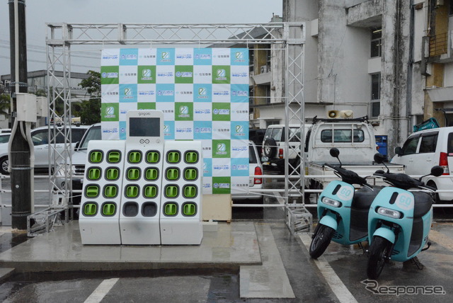 石垣市役所のバッテリー交換ステーションは駐車場に設置された。会見当日はフォトセッションのためのディスプレイが用意されたが、あいにくの大雨で使用せず