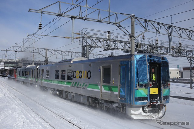 2月13日に搬入されたH100形2両。JR東日本が新潟・秋田地区に投入するGV-E400系と基本仕様は同じだが、側面には愛称名の「DECMO」と形式名の「H100」のロゴが付けられている。