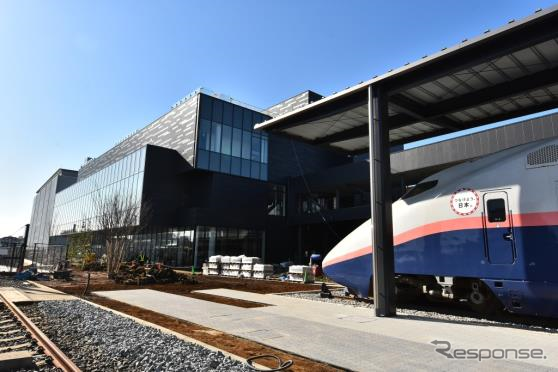 建設中の新館。手前のE1系新幹線電車は3月14日から公開する。