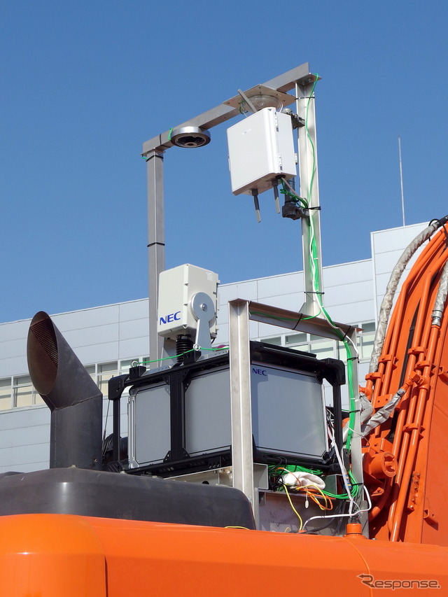 5G基地局/端末(NECのロゴが表記された箱。上が28GHz無線部、下が制御部)