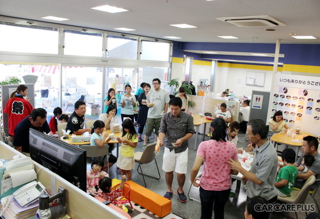 地元近隣のお客様で毎年大賑わい！　イベント当日は店舗内の待合室を飲食スペースとして解放している