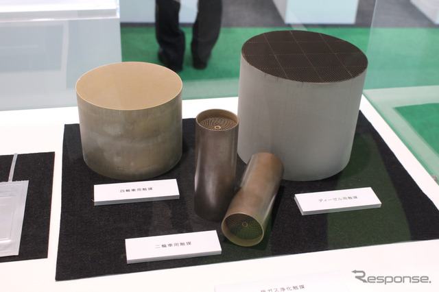 隣には自動車用触媒を展示。乗用車用は三元触媒、ディーゼル用はDPFだ。二輪用のメタル触媒はインド市場で需要が急速に高まっているらしい。