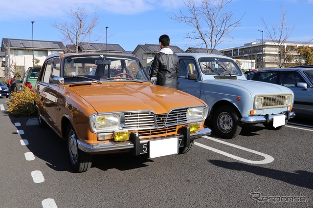ルノー16(向かって左)とルノー4