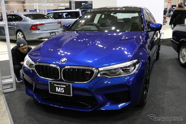 BMWは新旧のM5を展示。