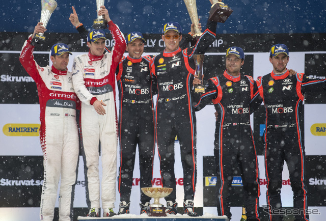 ラリースウェーデンの表彰式。中央右が優勝者ヌービル(中央左はコ・ドライバーのN.ジルソー)。