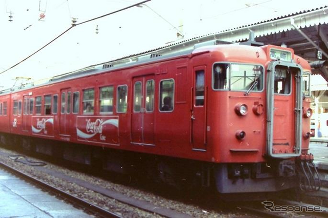 1987年に登場したオリジナルの「コカ・コーラ色」115系。当時はJR東日本北長野運転所に所属するN12編成だったが、しなの鉄道入線後はS11編成となり、再び「コカ・コーラ色」となる。