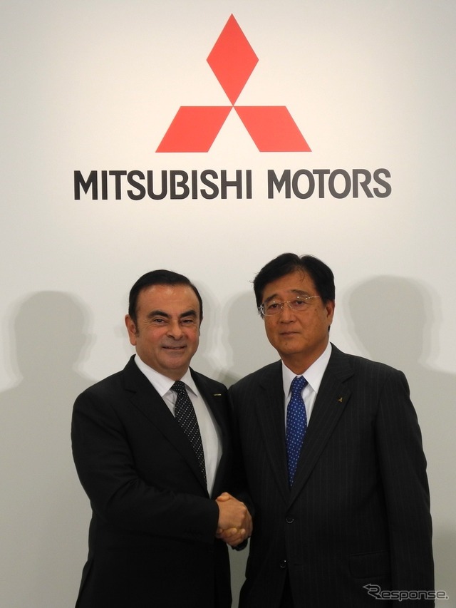 三菱自動車の益子修会長兼社長(右)と日産自動車のカルロス・ゴーン社長(資料画像)