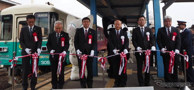 関駅で行なわれた長良川鉄道の客貨混載輸送出発式（2月21日）。