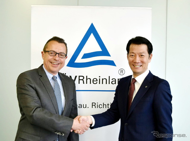 ダックス&テュフ ラインランド ジャパンが協業開始を発表(右から、ダックス株式会社 代表取締役 本田章郎社長 と テュフ ラインランド ジャパン株式会社 代表取締役 トビアス・シュヴァインフルター社長)
