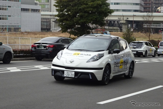 横浜市内の一般道を走行する「イージーライド」の実験車両