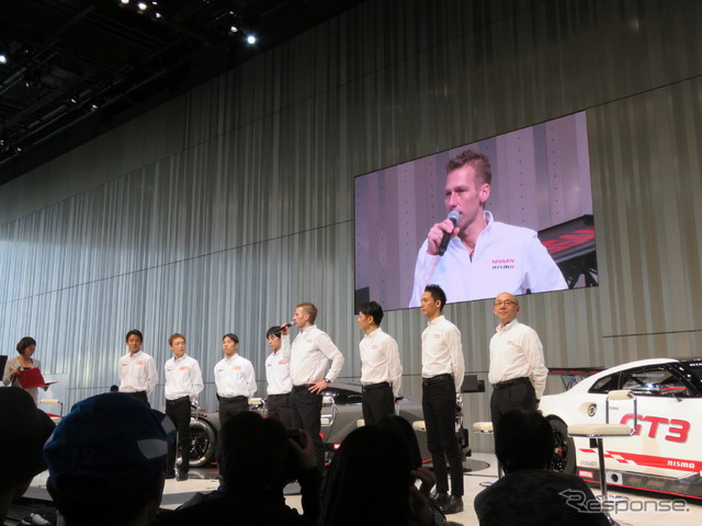 開発に携わったミハエル・クルム(中央/画面)らもトークショーに登壇。