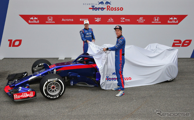 トロロッソSTR13をドライバー2人がアンベール（左ガスリー、右ハートレー）。