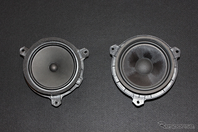トヨタ・プリウスの純正ミッドウーファー(左)と、「FOCAL」スピーカー(右)。
