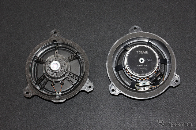 トヨタ・プリウスの純正ミッドウーファー(左)と、「FOCAL」スピーカー(右)。