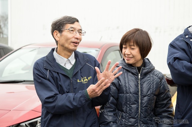 「リーフを持って生活が一変した」と話す寺西五男さん（左）