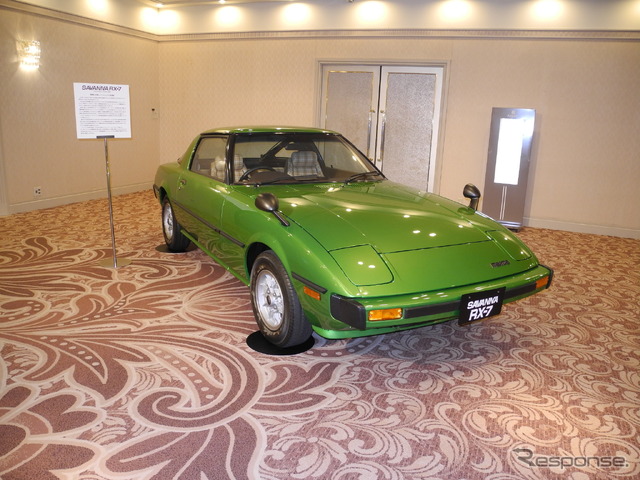 参列者の控え室入口付近に展示された『サバンナRX-7』