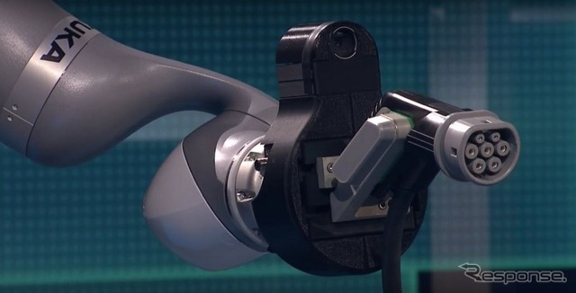 フォルクスワーゲングループのEV用の充電ロボット「CarLa」（ジュネーブモーターショー2018）