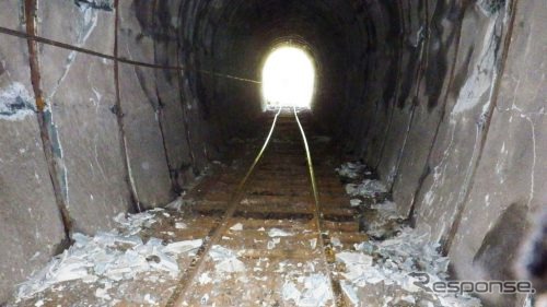 立野~長陽間にある犀角山トンネルの現在。内部に激しい亀裂が起こっている。