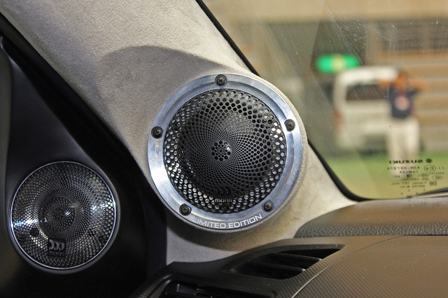 『カーオーディオ・プロショップ』によるスピーカーの取り付け例。製作ショップ:SOUND EXPRESS マツデン(愛知県)。