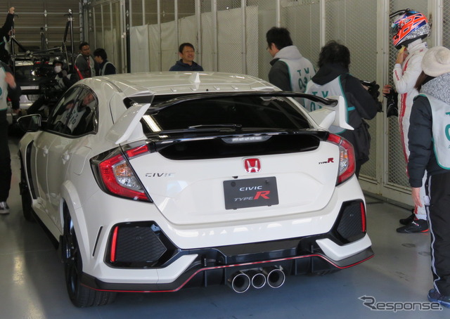 鈴鹿ファン感の初日、バトンはシビック・タイプRもドライブした。