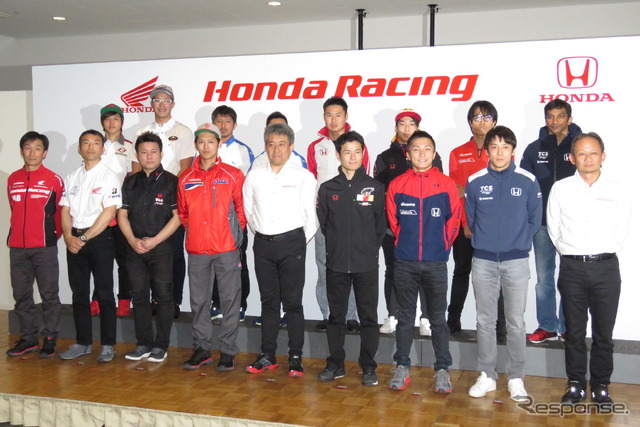 向かって左が2輪、右が4輪の選手や首脳になる。