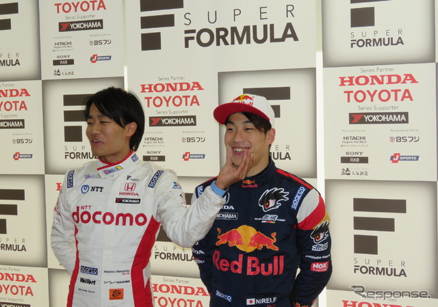 デモ走行後の新人カコミ会見でおどける松下(左)と福住。