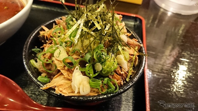 担々麺とも相性の良い煮玉子チャーシュー丼