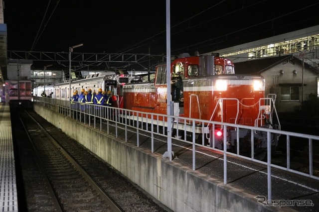 搬入される1000系2次車。