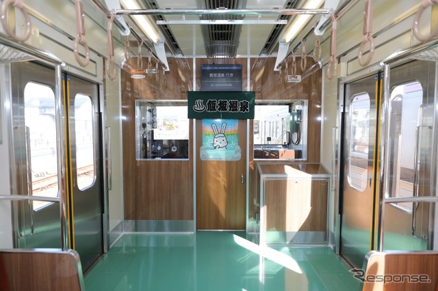 レトロ仕様になった1000系2次車1103編成の車内。