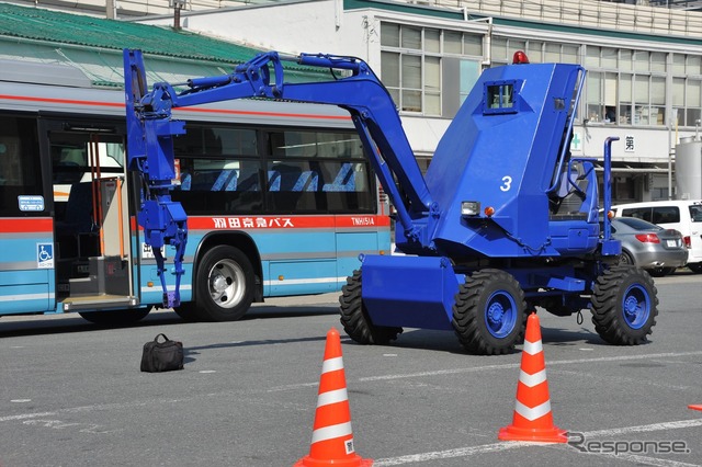 警視庁と羽田京急バスなどが合同で行った路線バスのテロ対策訓練
