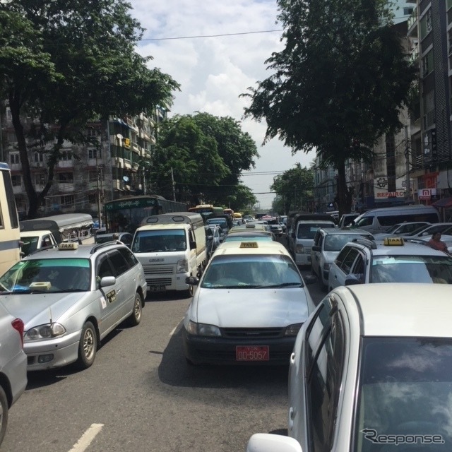 朝の渋滞（ヤンゴン）