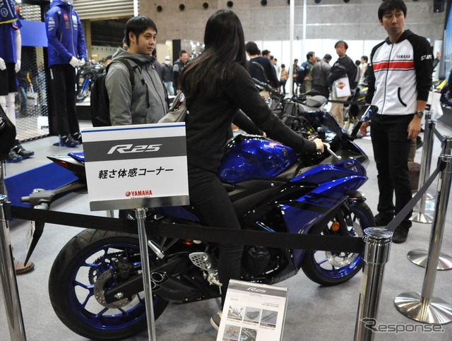 今年1月に発売されたばかりの「YZR-R25」を「軽さ体験コーナー」で試乗する来場者。車体をライダーが支えているため車重が体感できる。