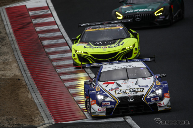 GT500クラス2日目総合4位タイムの#1 LC500（直後はGT300のNSX）。