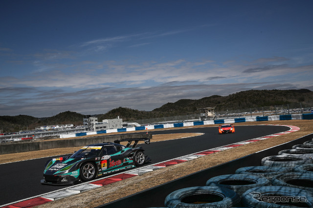 GT300クラス2日目総合トップタイムの#2 ロータスEVORA MC。