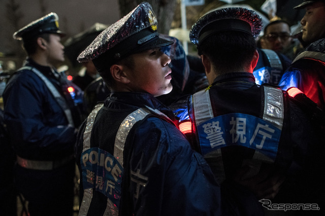 反安倍政権デモの警備にあたる警官(3月16日、東京)。 (c) Getty Images