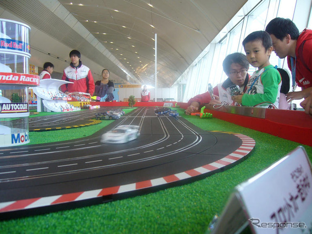 【東京モーターショー07】気分はF1、ちびっこが熱いバトル