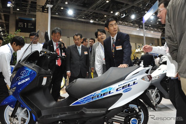 東京モーターサイクルショーを初めて訪れた塩谷立文科相（23日、東京都江東区）