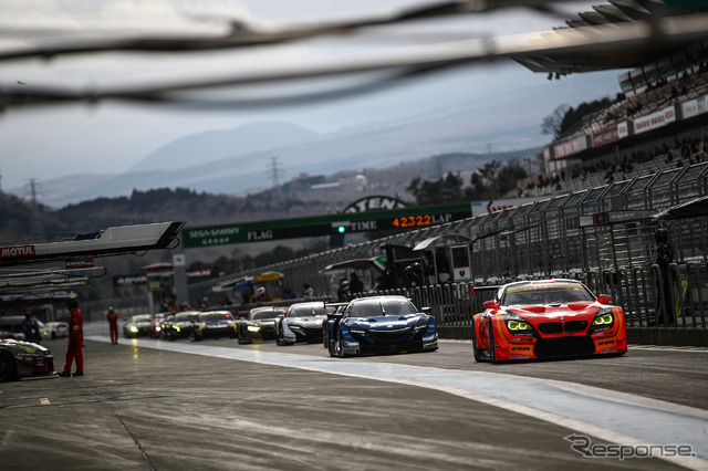 GT300クラスのトップタイムをマークした#55 BMW(先頭)。